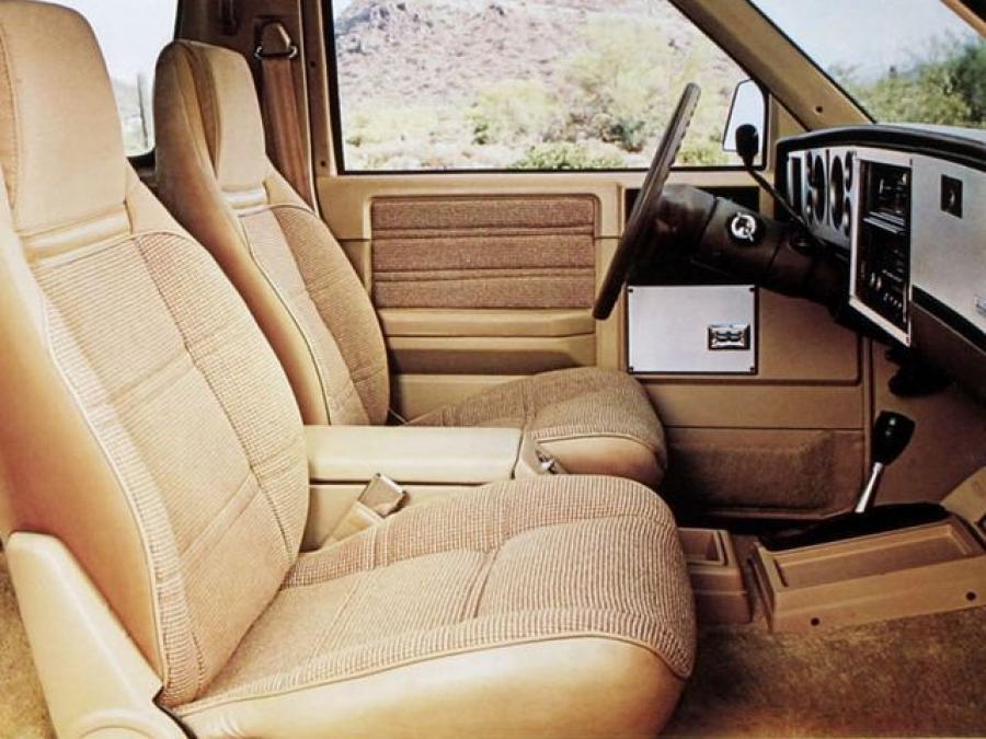 Интерьер Chevrolet S-10 Blazer 3-Door 1983 года  (фото 8 из 14)
